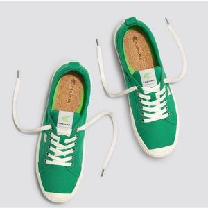 Cariuma Low Green Canvas Sneaker. Women’s size 8 in Green.